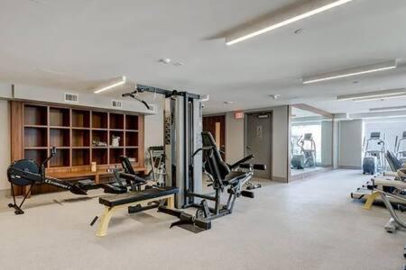 Guest Favorite Riverside Retreat- Walking Trails, Downtown Near Stampede! Free Banff Pass, Wine, Gym, Parking! Калгари Экстерьер фото